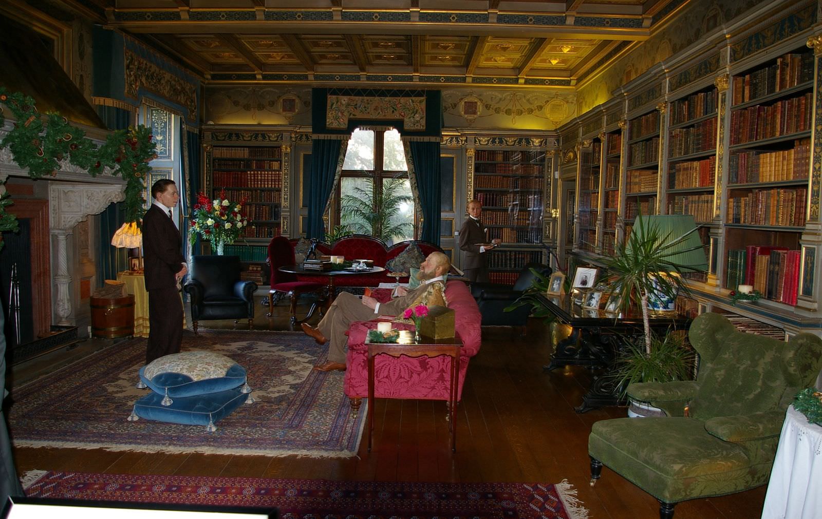 Восковые фигуры в интерьере замка