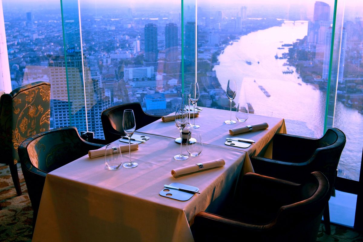 You can enjoy your dinner accompanied by a breathtaking view of the mountain and the Chao Praya river from the height of the 65th floor