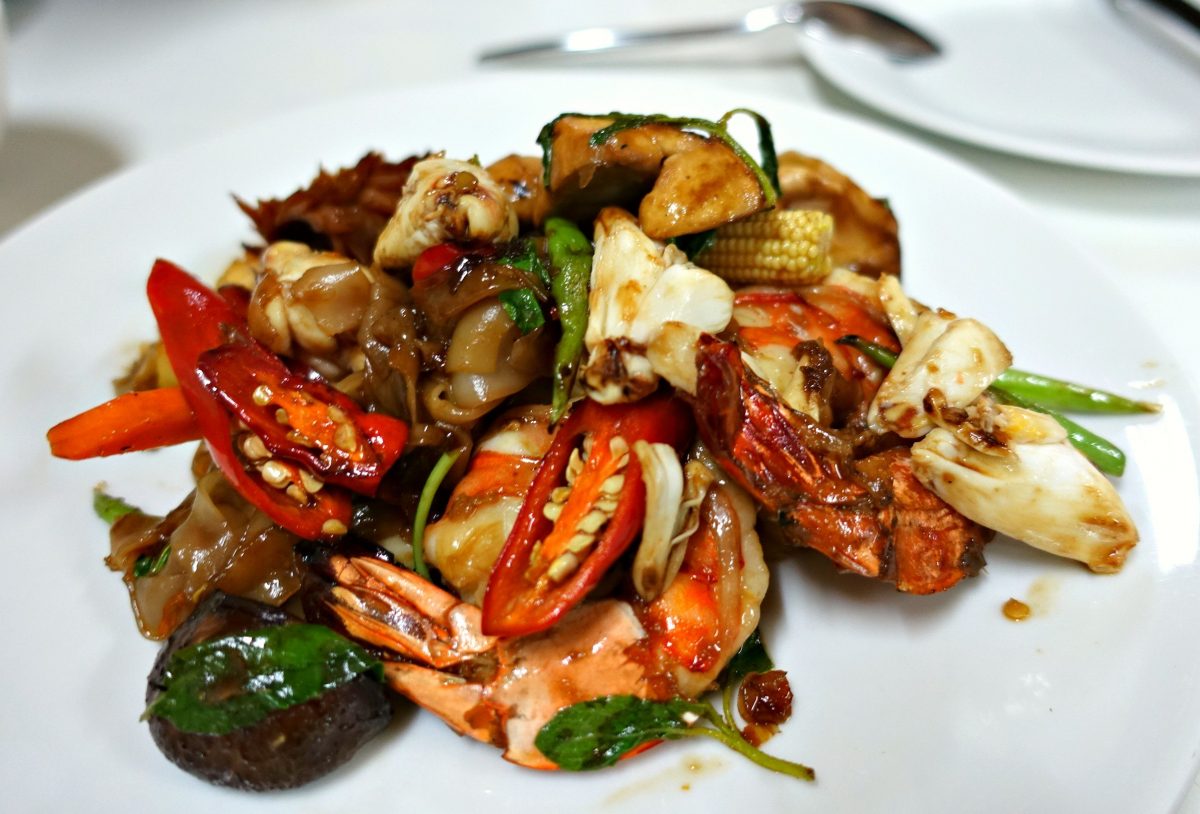 Raad Nar shrimps served with noodles and thick sauce