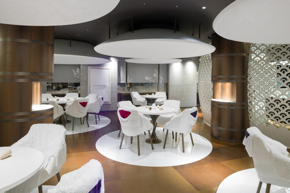 Le 1947 – награжден тремя звездами Мишлен