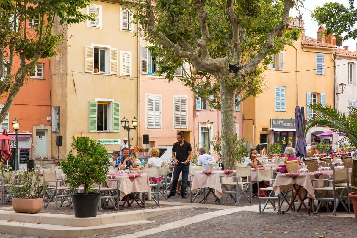The embankment is full of restaurants