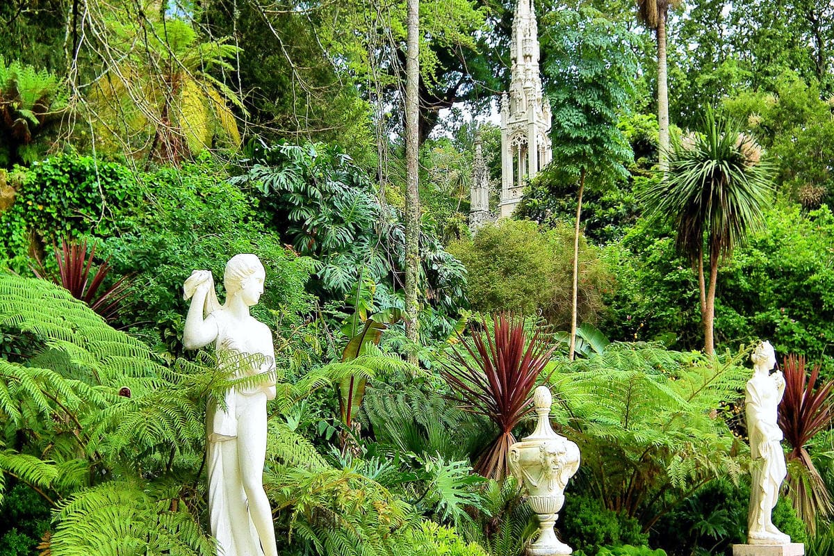 Классические статуи в парке